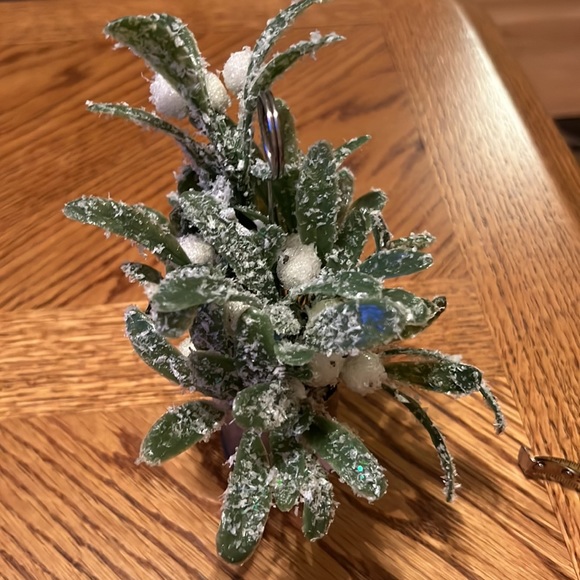 Set of 10 place card holder  leaf tree and ornament in a festive silver bucket. - Picture 3 of 6